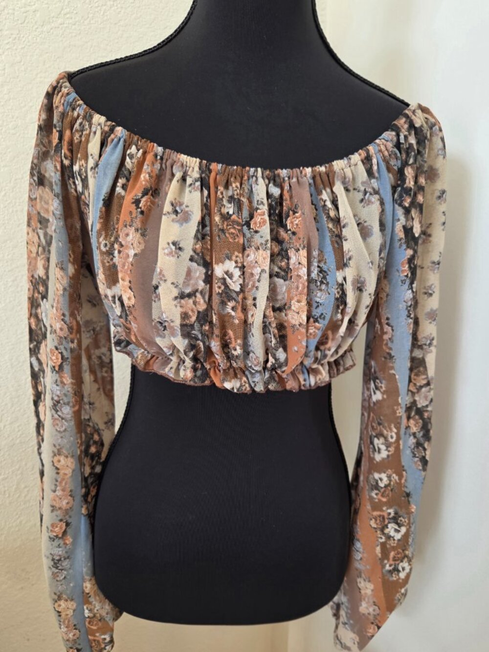 Vintage Multicolored Floral Striped Pattern Crop Top with Split Sleeves